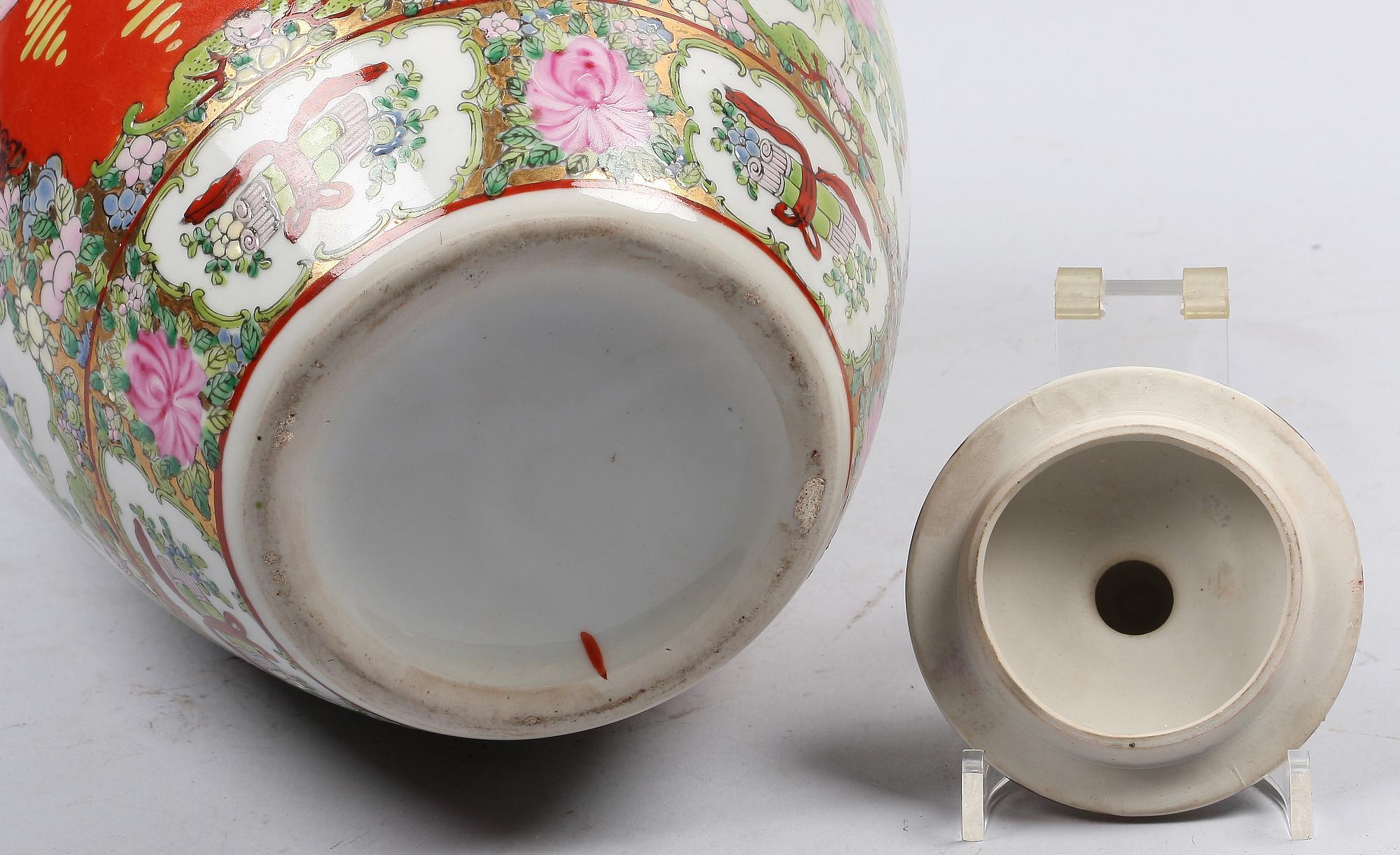 URNA MED LOCK, porslin, Kina. 1900-tal.