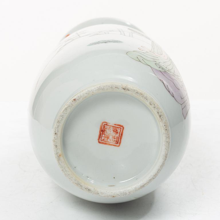 A Chinese porcelain vase, 20th century.