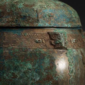 KÄRL med LOCK, gui,  brons. Troligen sen Shang dynastin (ca 1500-1040 f.Kr)/tidig Zhou dynastin (1040-256 f.Kr.).