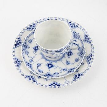 Kaffeservisdelar, porslin, 31 delar, "Musselmalet", helblonde, Royal Copenhagen, Danmark.