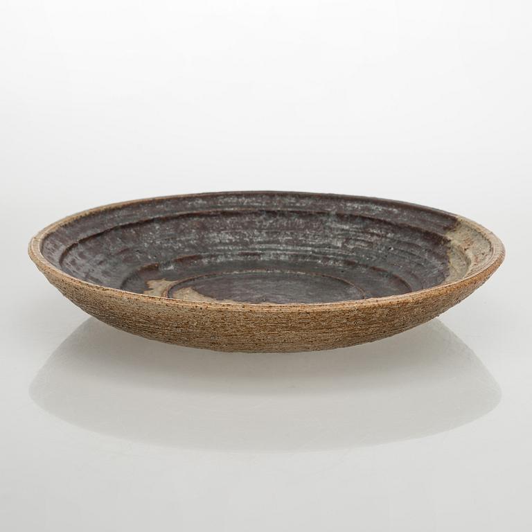 Annikki Hovisaari, skålfat, chamotterat stengods, signerad AH Arabia.
