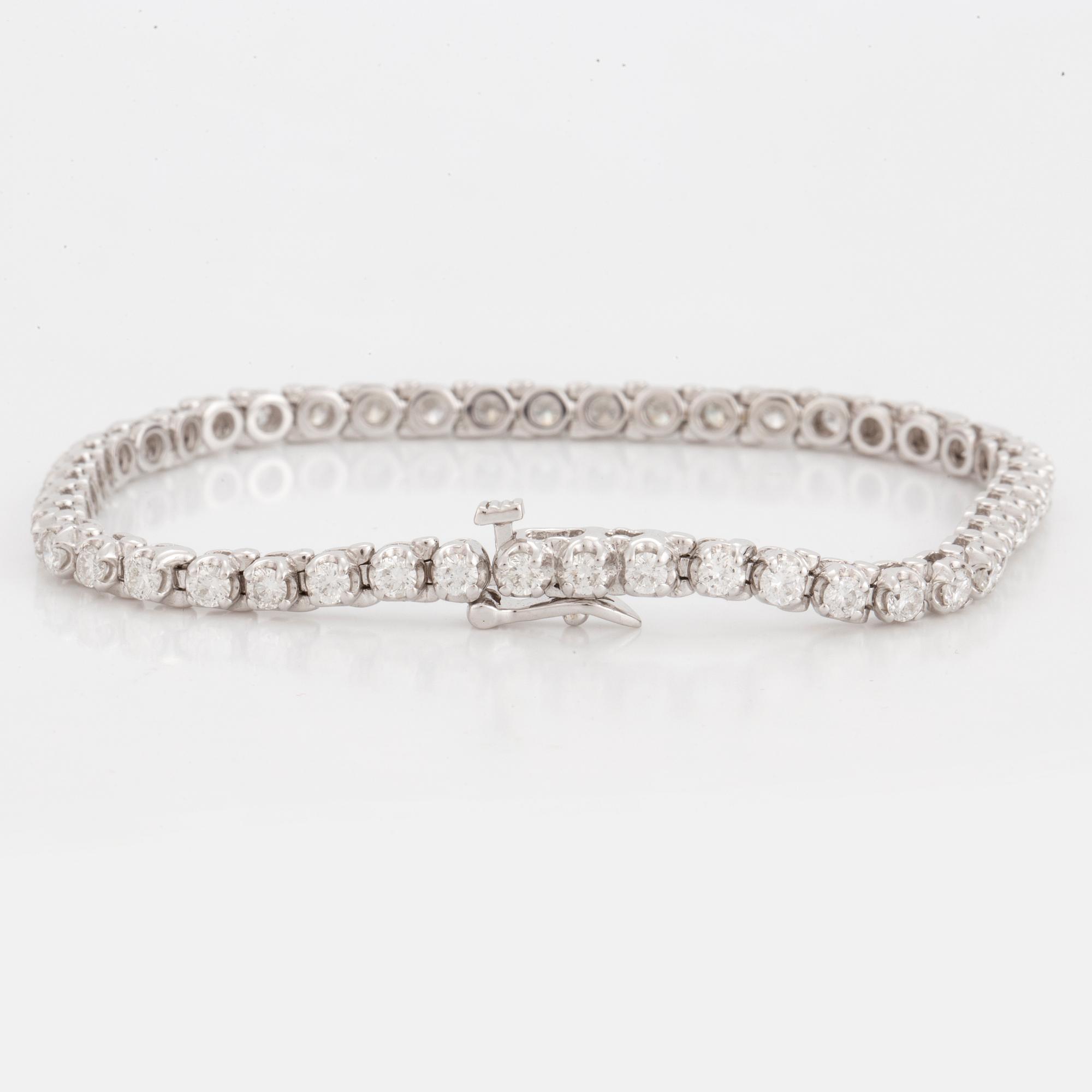 A TENNISBRACELET set with round brilliant-cut diamonds.