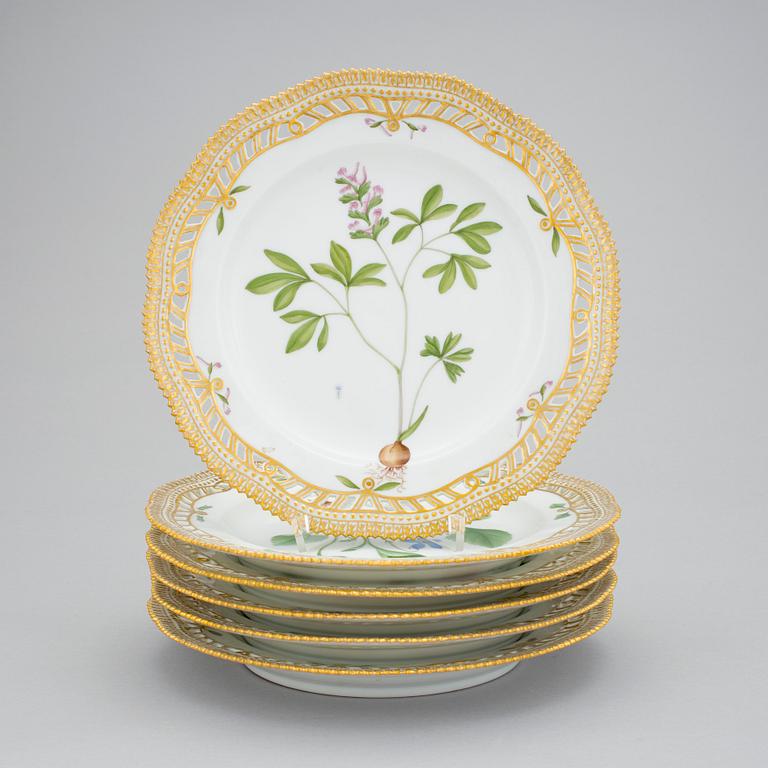 A set of 8 Royal Copenhagen 'Flora Danica' dessert dishes, Denmark, 20th Century.