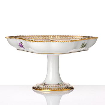 A Royal Copenhagen 'Flora Danica' cakestand, Denmark, 20th Century.