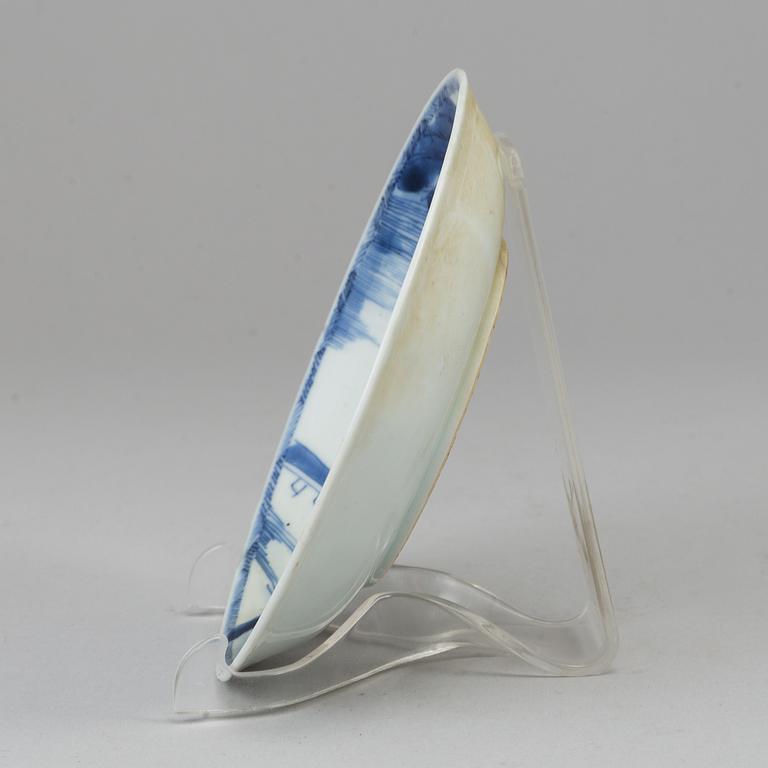 A blue and white dish, Ming dynasty, Tianqi/Chongzhen (1621-44).