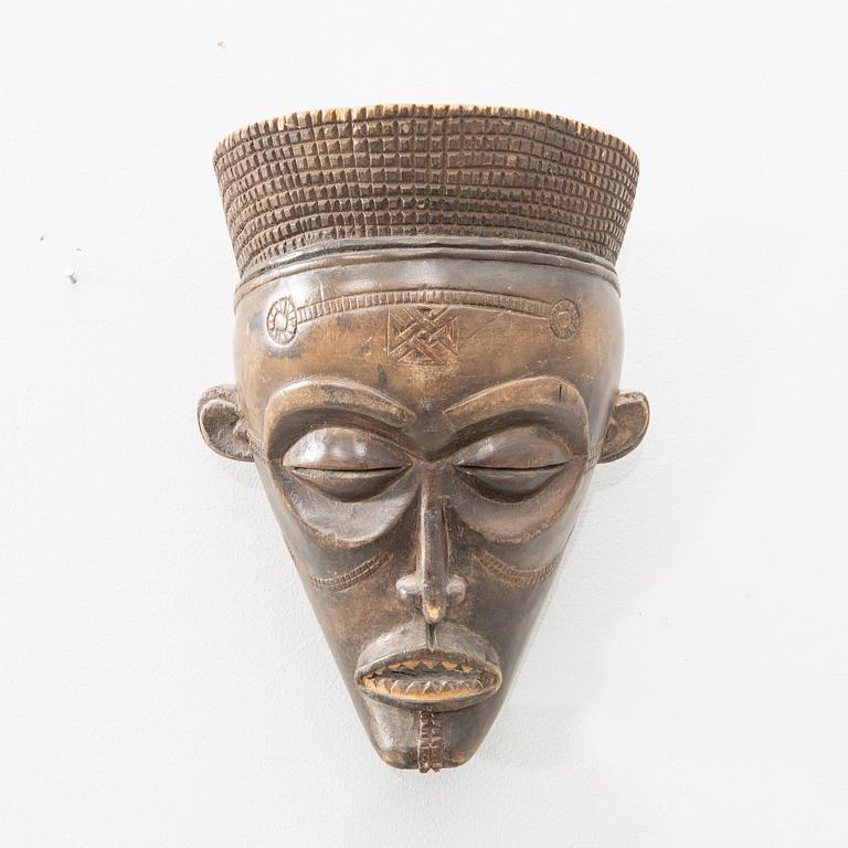 Dance mask "Mwana Pwo" Chokwe Congo 20th century.