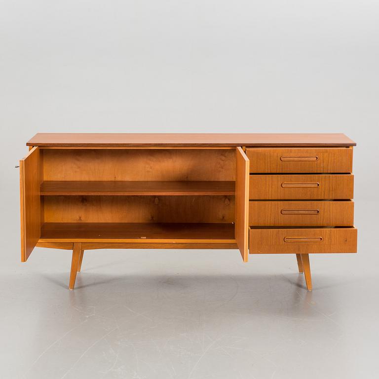 MID 20TH CENTURY SIDEBOARD.