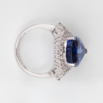 RING, 18k vitguld med droppslipad tanzanit 8.23 ct, och diamanter totalt 1.31 ct.  Vikt ca6g.