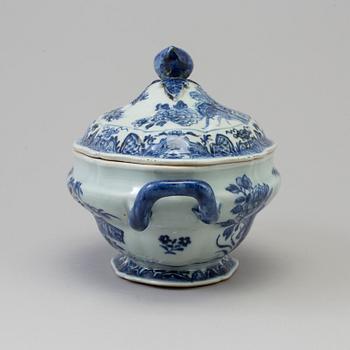 A blue and white tureen with cover, Qing dynasty, Qianlong (1736-95).