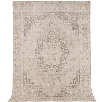 An Ushak capet, c. 279 x 188 cm.