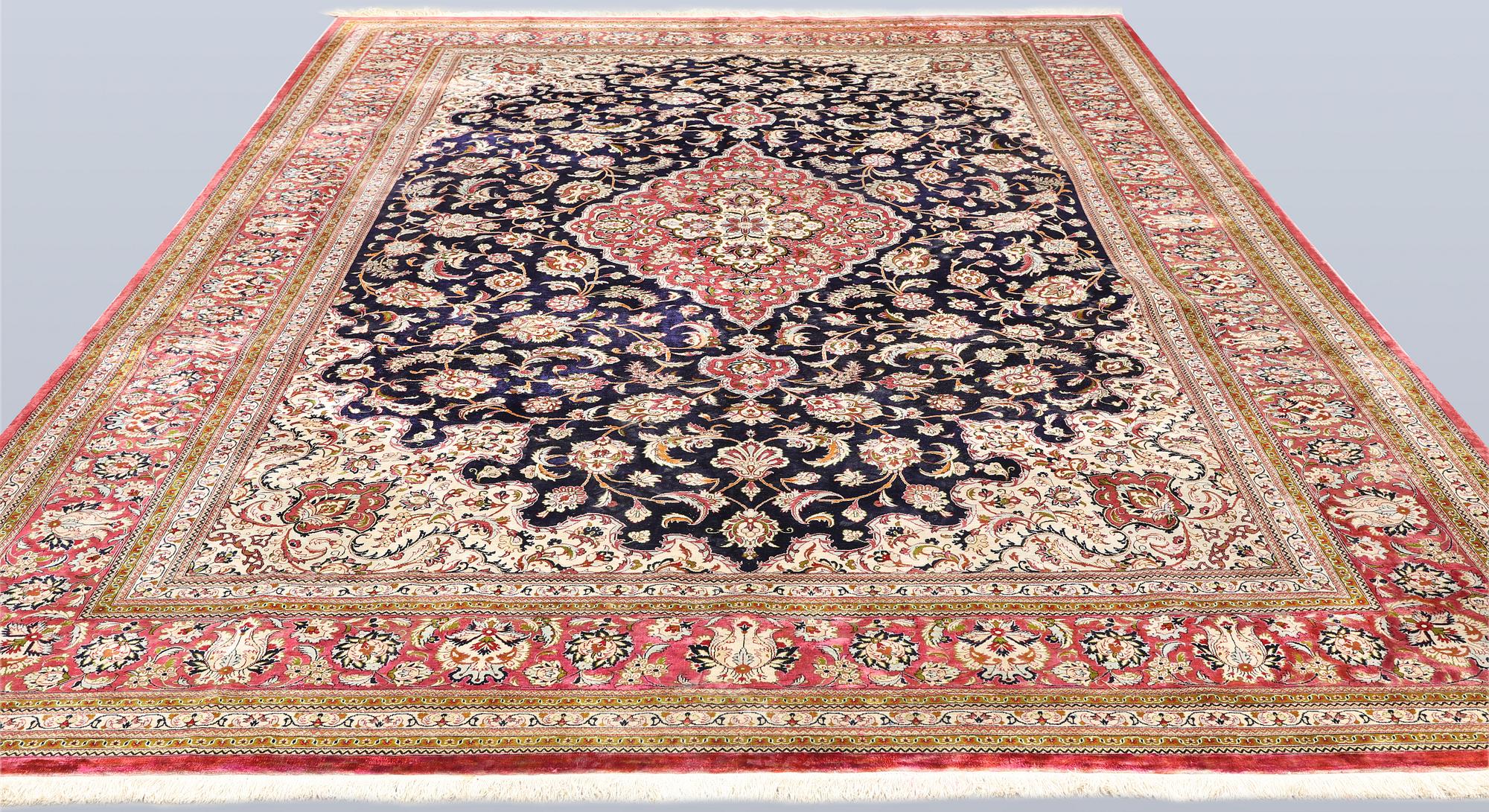 Matta, Ghom, silke, ca 340 x 239 cm.