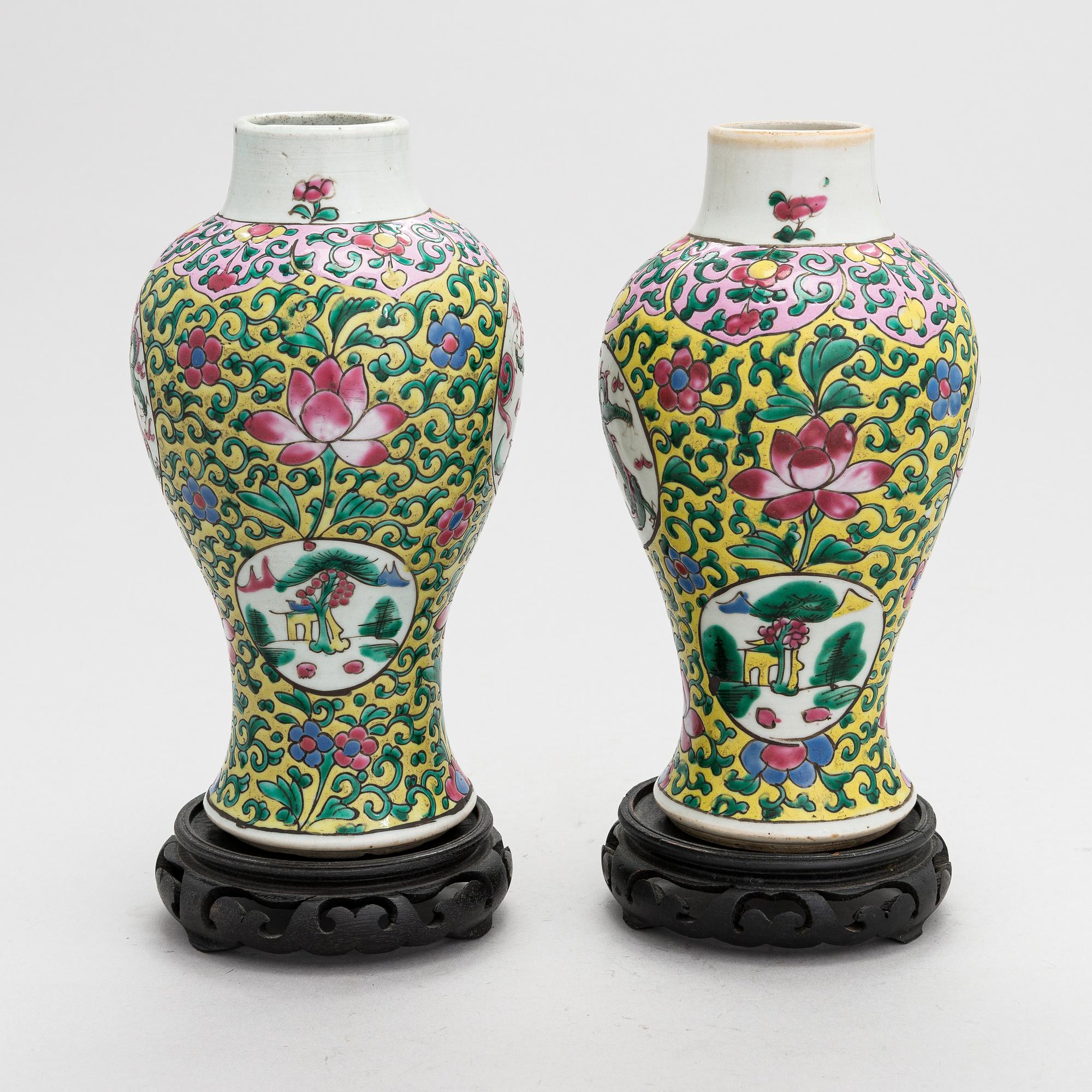 Urnor, ett par, sen Qing porslin, Kina, omkring 1900.