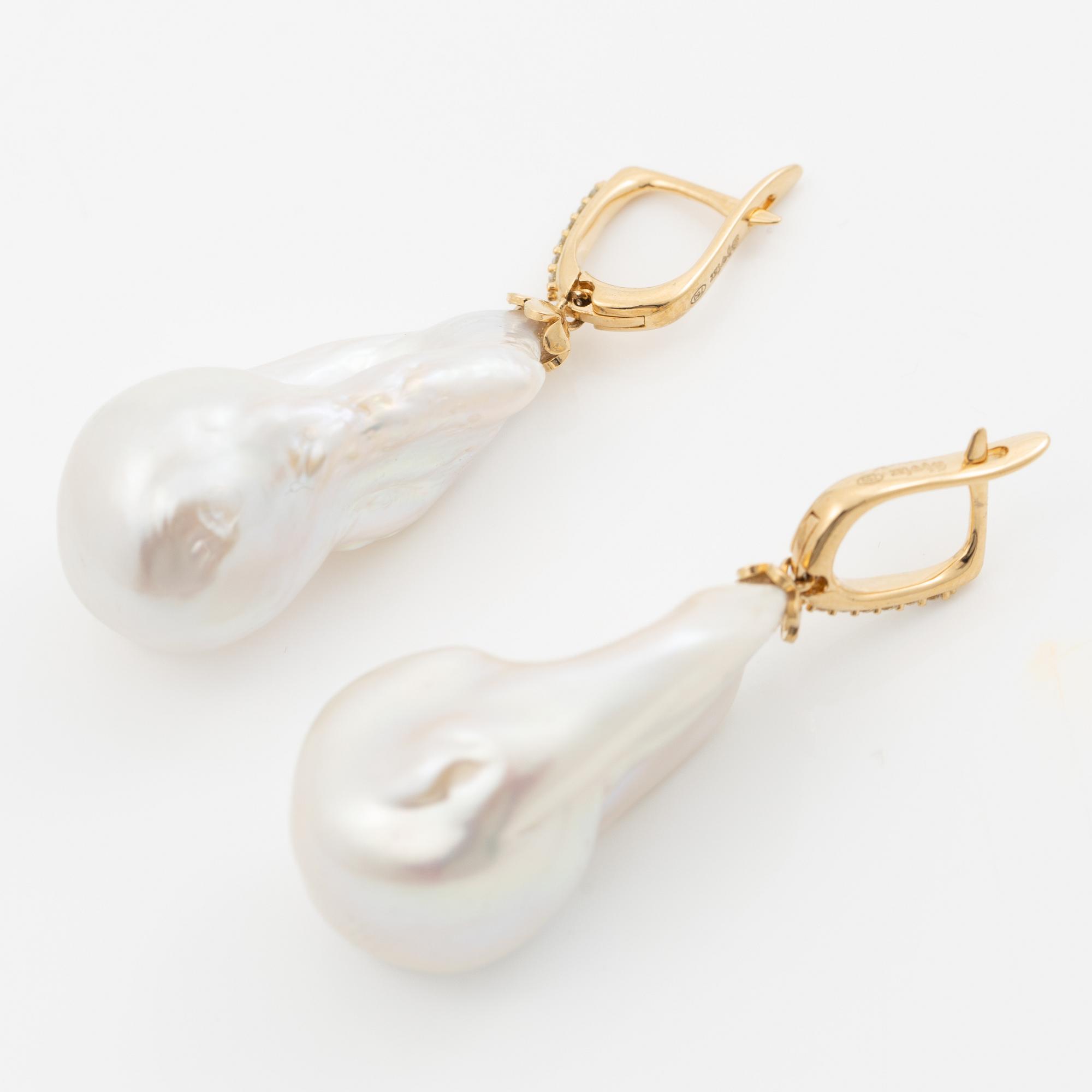 A pair of earrings in 18K gold with cultured baroque freshwater pearls and round brilliant-cut diamonds.