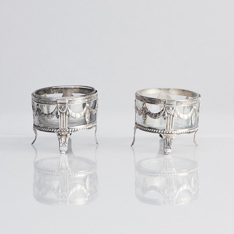 Nils Rundström, saltkar med glasinsats, silver, ett par, Stockholm 1786. Gustavianska.
