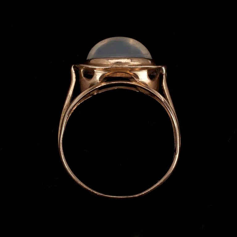 RING, 14K guld, månsten. Maija-Liisa Eskelinen, Helsingfors 1956. Vikt 2.8 g.