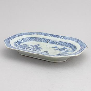 A set of three blue and white dishes, Qing dynasty, Qianlong (1736-95).