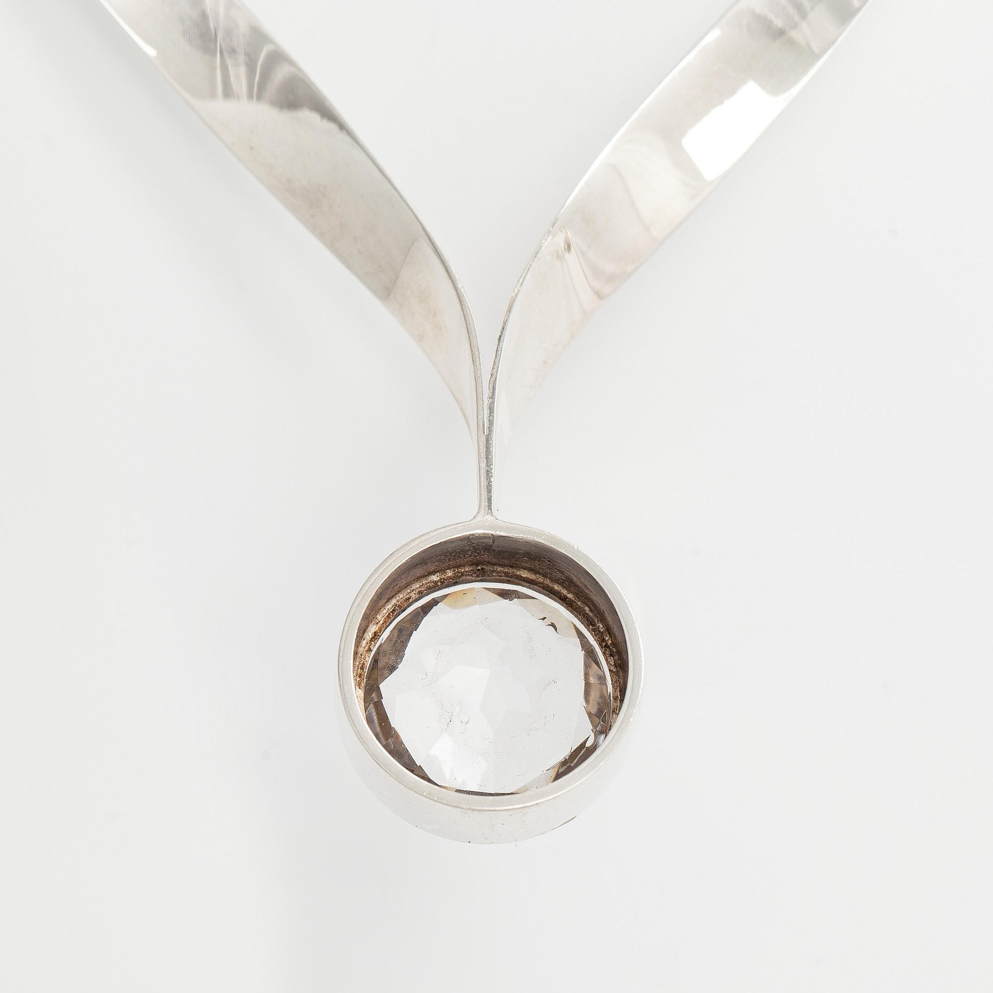 Kaulaketju ja rannekoru, viistehiotut vuorikristallit, hopeaa, Kaunis Koru 1972.