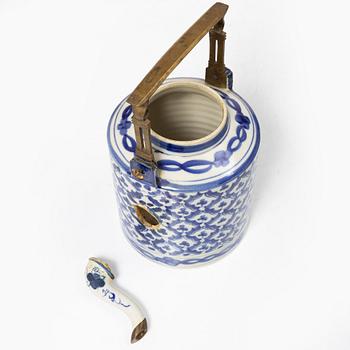 A group of eleven porcelain pieces, China, 18th-19th century.