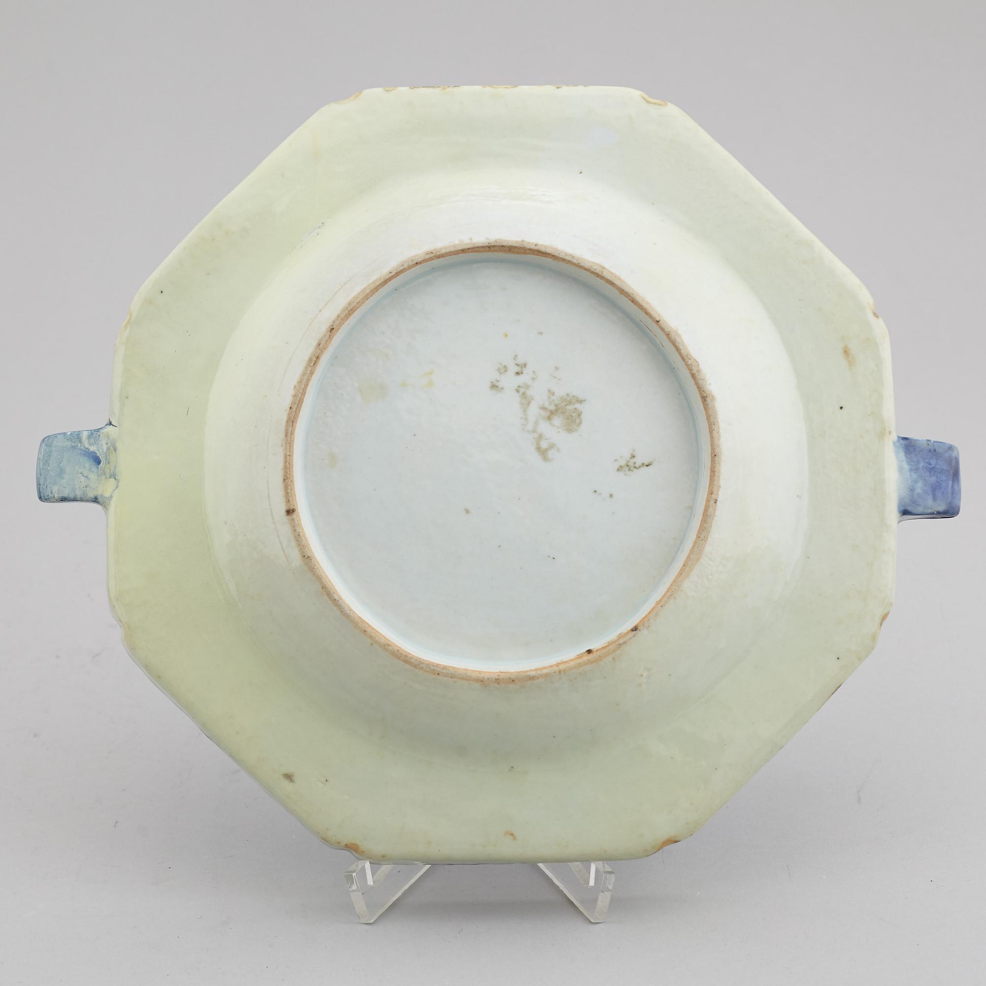 A blue and white hot water dish and five dinner plates, Qing dynasty, 18/19th Century.