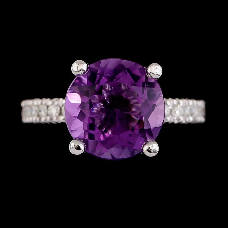 RING, 18K vitguld, briljantslipade diamanter tot ca 0.32 ct och ametist ca 8.00 ct. Total vikt ca 8 g.