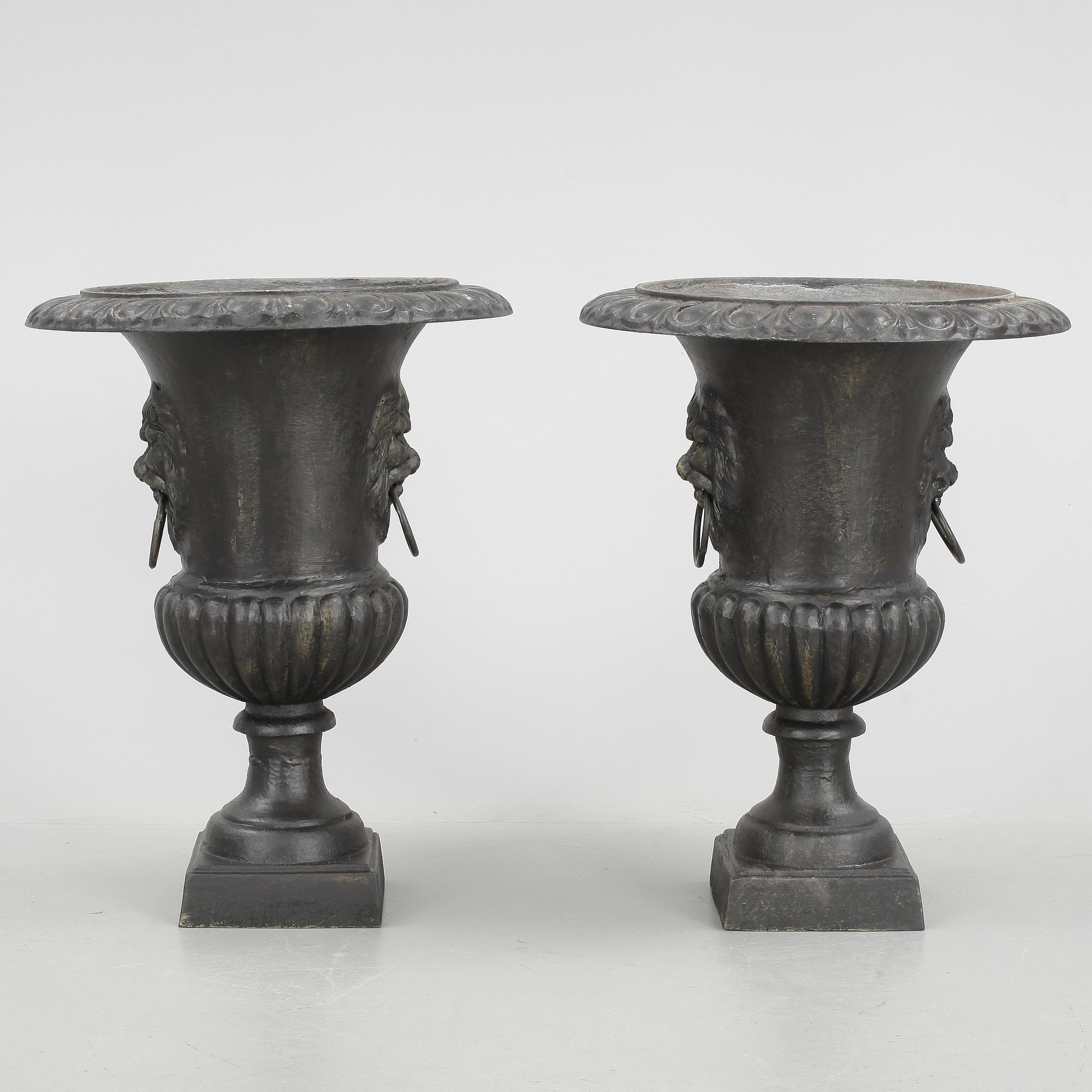 URNOR, ett par, bemålad metall, empirestil, 1900-talets andra hälft.