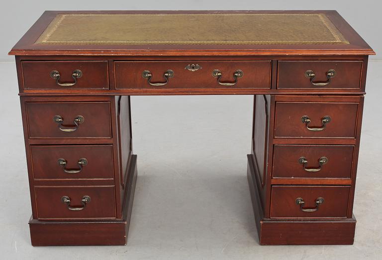 SKRIVBORD, engelsk stil, 1900-talets andra hälft.