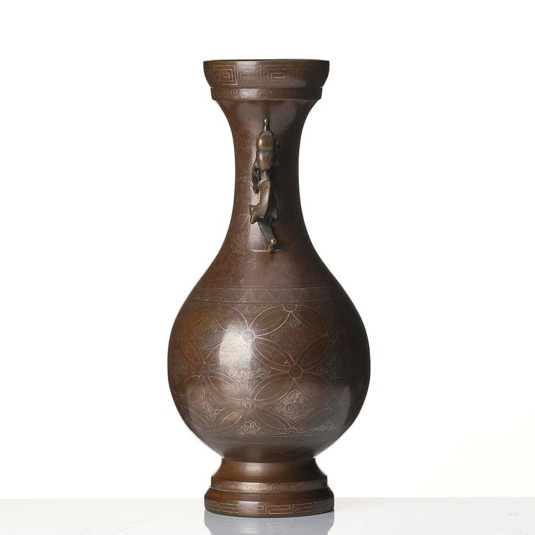 A bronze vase, Japan, Meiji (1868-1912).