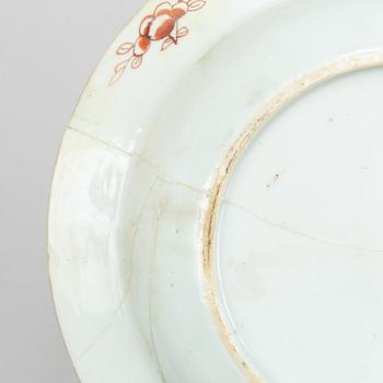 A set with four famille rose dinner plates, Qing dynasty, Qianlong (1736-95). (2+2).