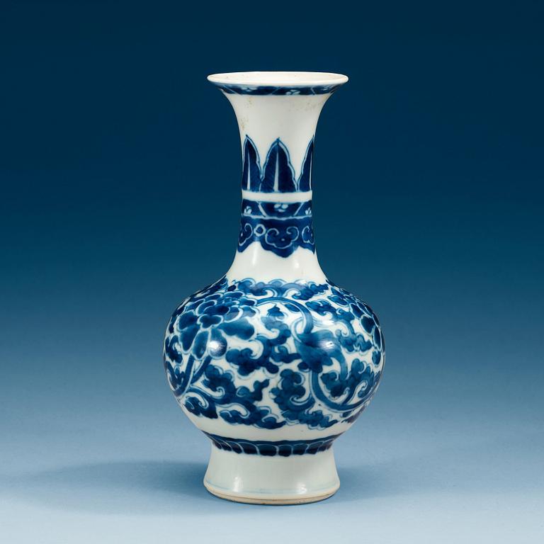 A blue and white vase, Qing dynasty, Kangxi (1662-1722).