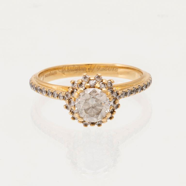 An 18K gold ring set with round brilliant-cut diamonds.