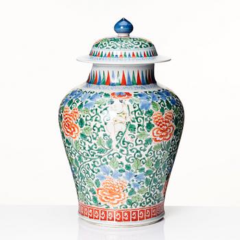 A large wucai jar with cover, decorated in Transition style, Samson, 19th Century.