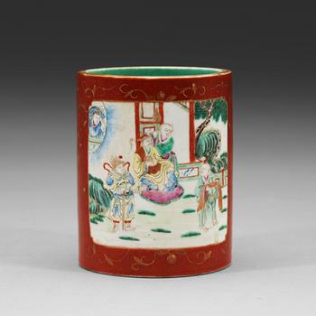 495. A famille rose brush pot, Qing dynasty, circa 1900.