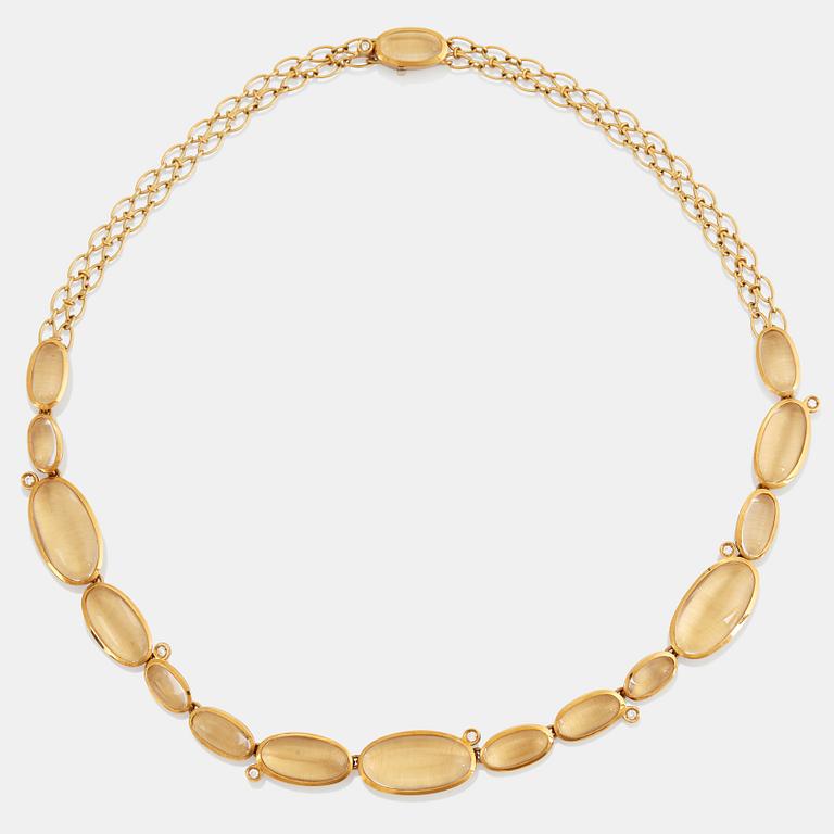 Collier Stern "Justine" 18K guld med cabochonslipad bergkristall och runda briljantslipade diamanter.