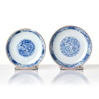 A group of 13 red and gold decorated blue and white bowls with dragon and crane motif, Meiji period (1868-1912).