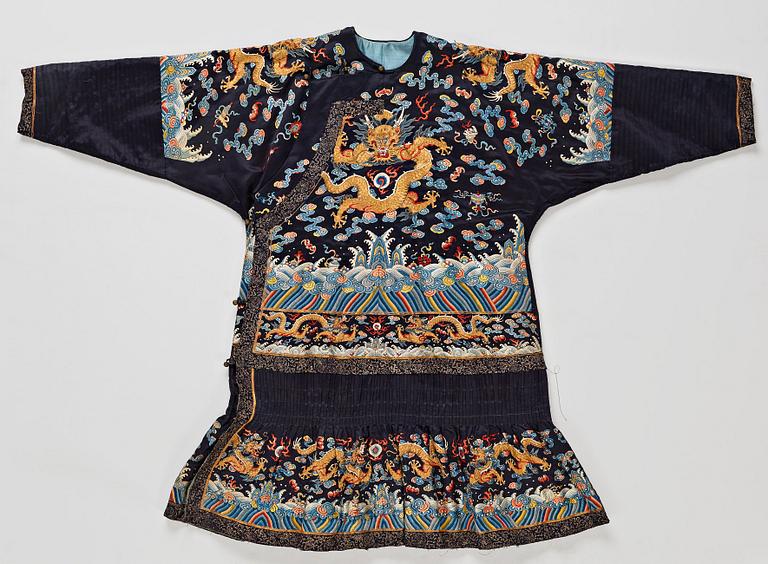 A Chinese robe, embroidered silk. Qing dynasty (1644–1911).