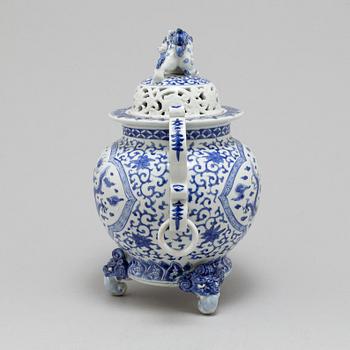JAR WITH COVER, porcelain, 20th century.