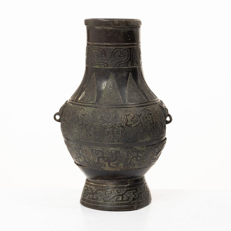 A bronze vase, late Ming dynasty, 17th century.