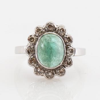 Ring, 18K vitguld med smaragd och diamanter.