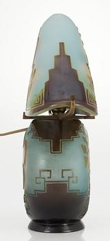 An art nouveau Emile Gallé cameo glass table lamp, Nancy, France.