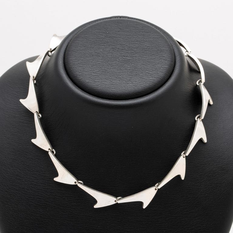 Necklace silver, Bent Knudsen Danmark, "Shark-fin", approx 41 x 1 cm.