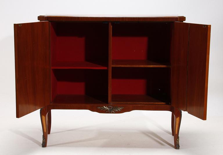 SKÅP, gustaviansk stil, 1900-tal.