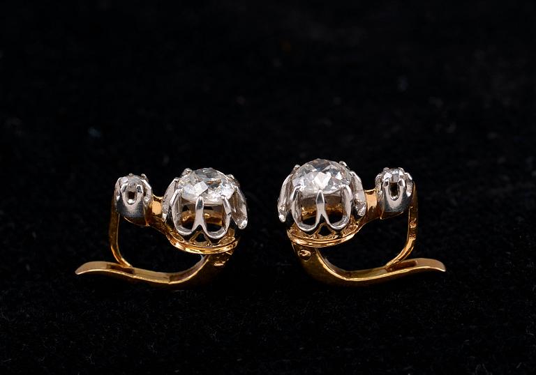 A PAIR OF EARRINGS, old- and rose  cut diamonds c. 1.05 ct. H/I2. Weight 2.8 g.