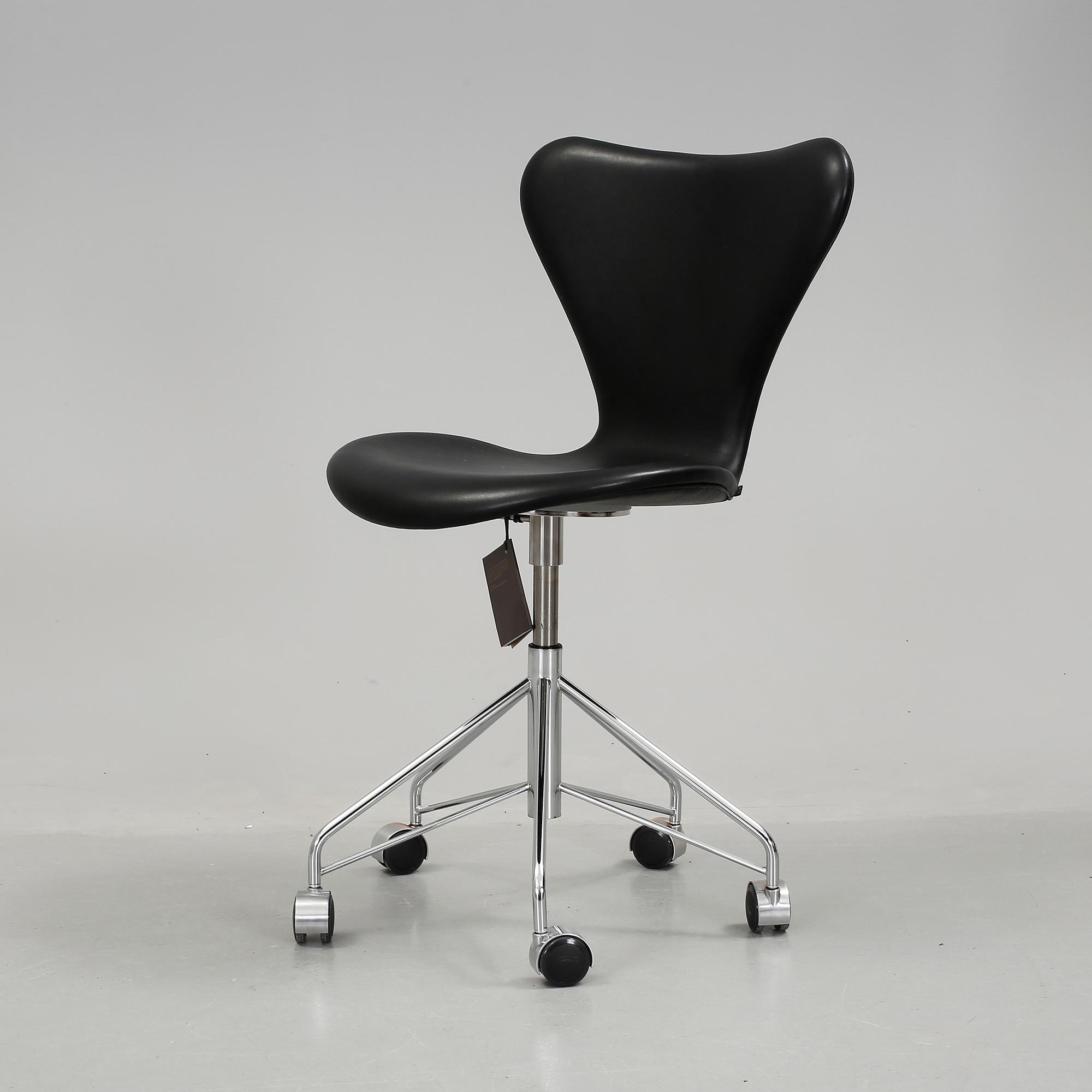 SKRIVBORDSSTOL, Arne Jacobsen "Sjuan", Fritz Hansen. 2013/2014.