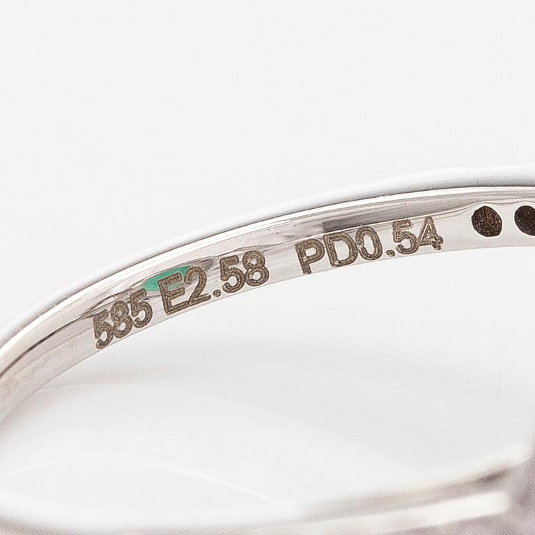 Sormus, 14K valkokultaa, pisaranmuotoinen smaragdi ja timantteja.