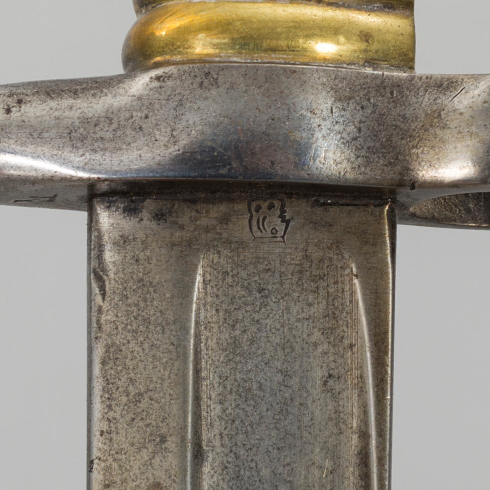 SABELBAJONETTER, två stycken snarlika, troligen Frankrike, 1800-talets andra hälft.