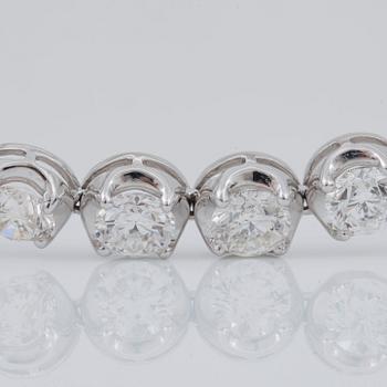 COLLIER samt ÖRHÄNGEN med briljantslipade diamanter i rivièremodell. Kvalitet ca G-H/SI.