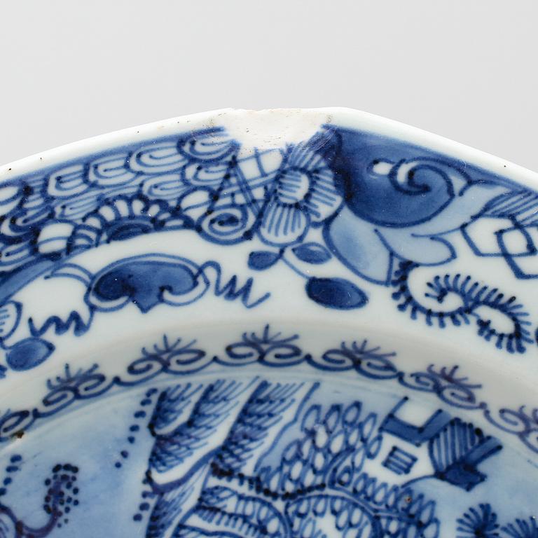TALLRIKAR, 5 st olika, porslin, Kina, Qianlong 1736-1795.