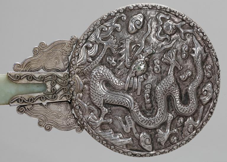 SPEGEL, nefrit samt silver, omkr år 1900.