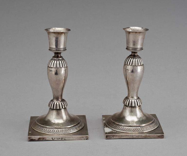 LJUSSTAKAR, ett par, silver, empire, otydl stämplar, centraleuropa, 1800-talets första hälft. Tot ca 240 g.