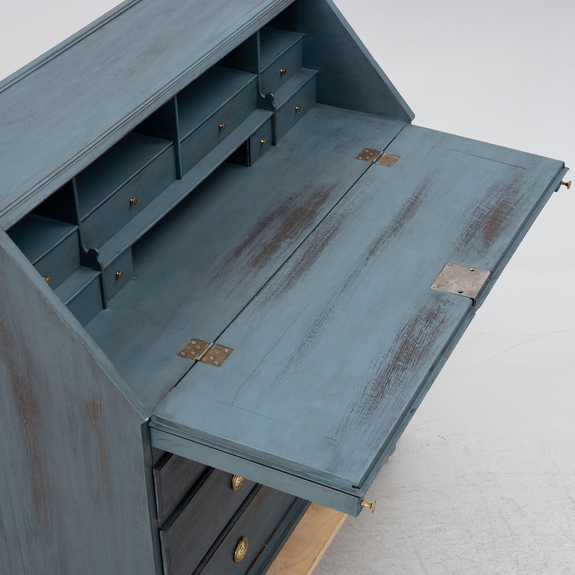 A secretaire, circa 1800.